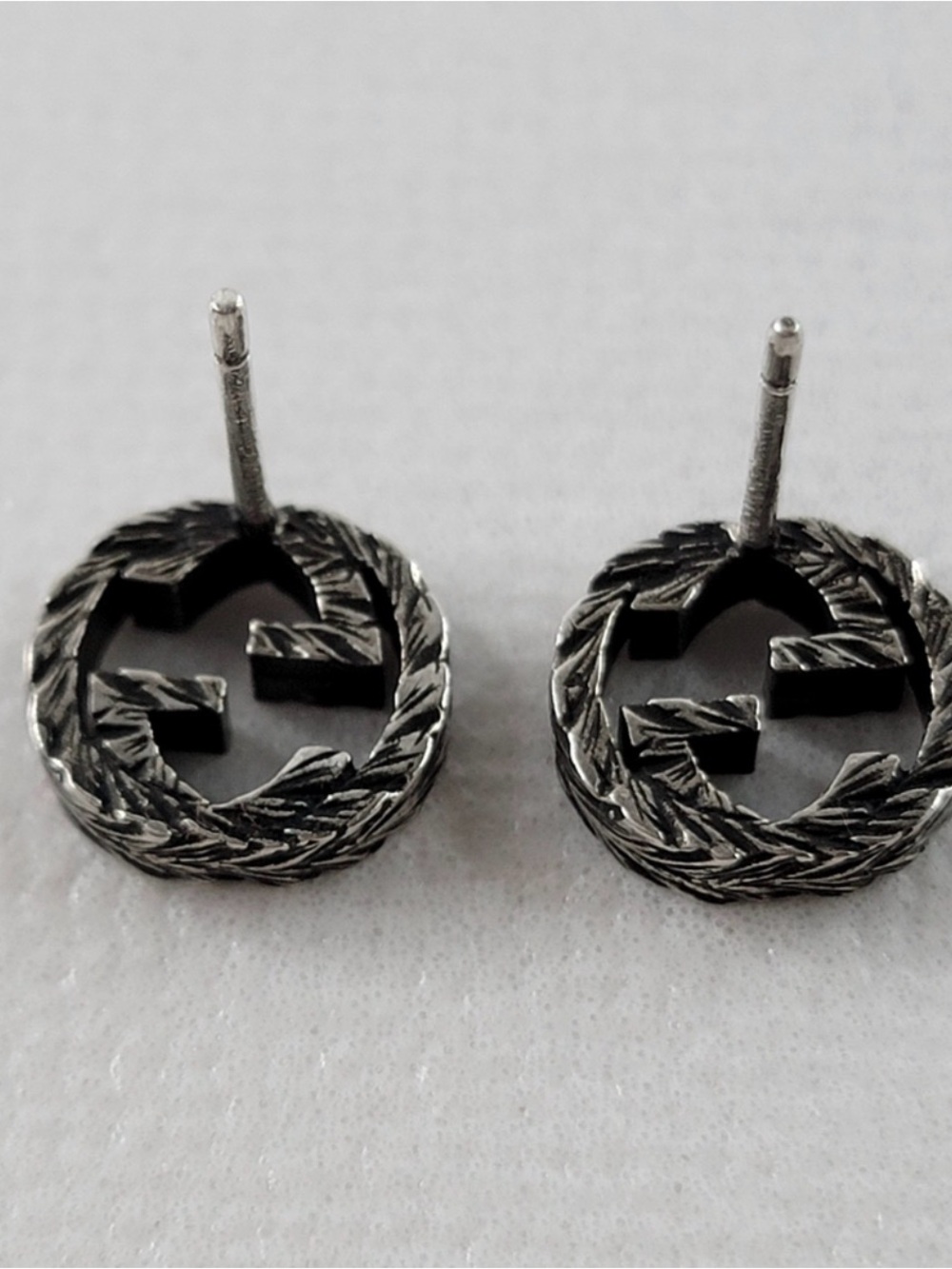 ✨💎LIKE NEW💎✨ Silver-Tone Interlocking Twist Silver GG Pierced Earrings - Picture 4 of 5